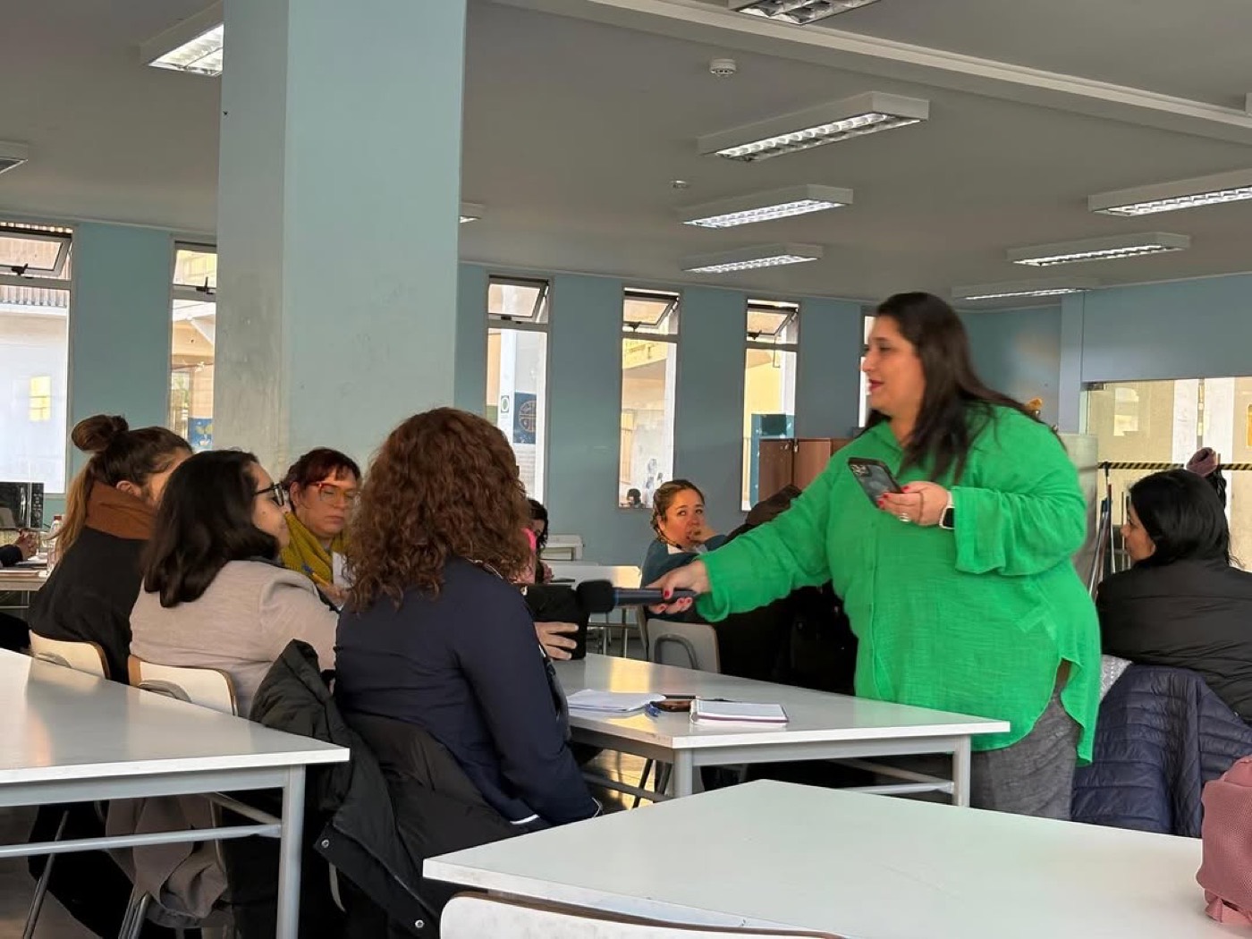 La Dra. Mirla Arcos dictando una capacitación a un equipo docente