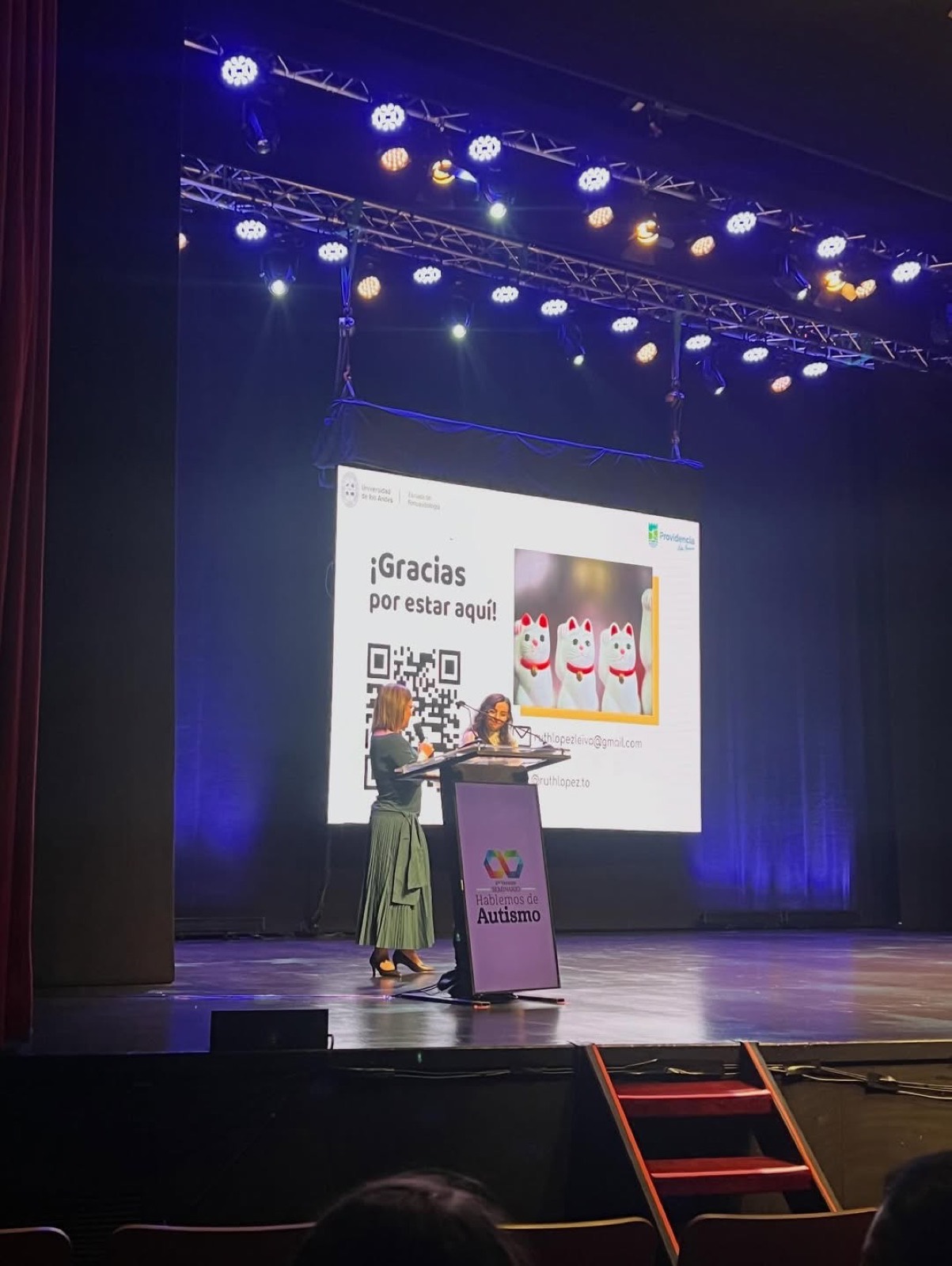 La Dra. Mirla Arcos exponiendo en el seminario Hablemos de Autismo